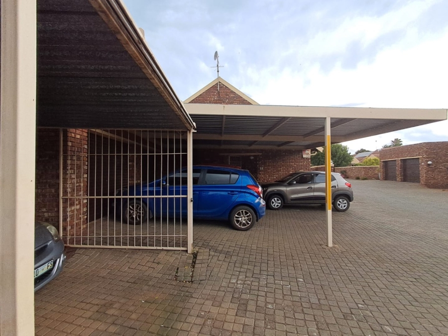 5 Bedroom Property for Sale in Langenhovenpark Free State